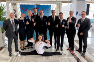 TUI-Ayşe-Begüm-Onbaşi-met-Arjan-Kers-Antalya-2022-2-
