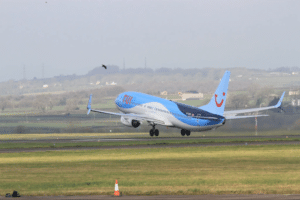 TUI-fly-Boeing-737-Cardiff-foto-Shutterstock_1320013448-2020